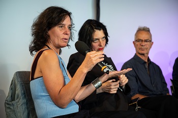 Die Feature-Autorin Stella Luncke (links)