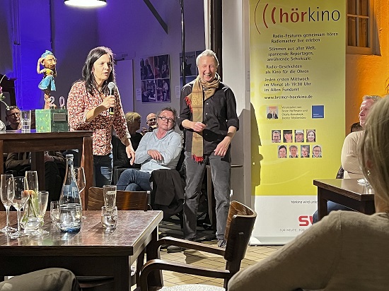 Die Autorin Maike Hildebrand und Co-Moderator Charly Kowalczyk